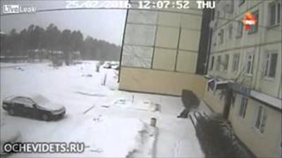 بالفيديو.. شاهد ماذا حدث لامرأة قفزت من الطابق الرابع