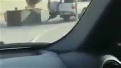 لحظة سقوط عامل من سيارة بطريقة مروعة (فيديو)