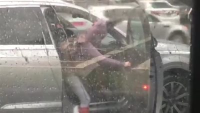 الرياح تضع فتاة في موقف محرج داخل سيارة (فيديو)