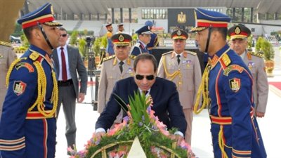 السيسي ينيب وزير الدفاع لوضع إكليل الزهور على النصب التذكاري للشهداء