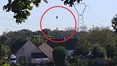 طيار يعلق بأسلاك الكهرباء بعد اصطدام طائرته في منزل (فيديو وصور)