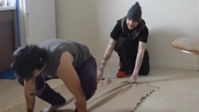 شاب يتسبب في سقوط صديقه بطريقة مروعة (فيديو)