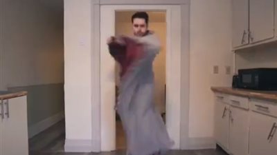 رد فعل غير متوقع لشاب شاهد صديقه يرقص بطريقة غريبة (فيديو)