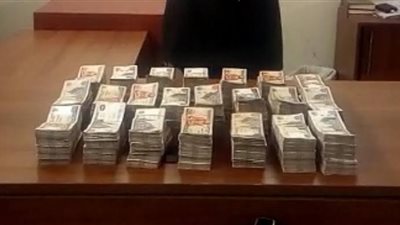 ضبط راكب بمطار سوهاج حاول تهريب ربع مليون جنيه إلى خارج البلاد