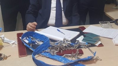 ضبط مخدرات ومشغولات فضية حول قدم راكب بمطار القاهرة (صور)