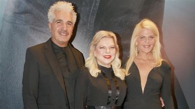 سارة نتنياهو تتجاهل فشل زوجها في الانتخابات وتحضر حفلة ماجنة (فيديو)