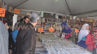 بالفيديو.. توافد مواطنى الإسكندرية على معرض الكتاب لليوم الثانى