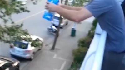 رد فعل شابين لحظة انفجار زجاجة «لبن» (فيديو)