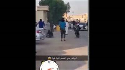 «خناقة» بالعصي والأسلحة البيضاء بين عدد من السوريين في أحد شوارع الرياض (فيديو)
