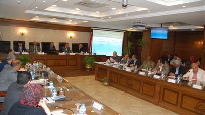 محافظ الجيزة يطالب رؤساء الأحياء بتوعية المواطنين بإنجازات الدولة