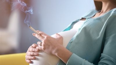 دراسة: الأمهات المدخنات يعرضن أجنتهن الإناث للعقم