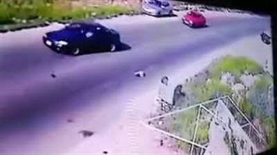 كاميرات المراقبة توثق لحظة دهس سيارة طفل بطريقة مروعة (فيديو)