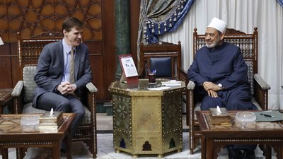 سفير بريطانيا يهنئ الإمام الأكبر بانتهاء ترميمات الجامع الأزهر