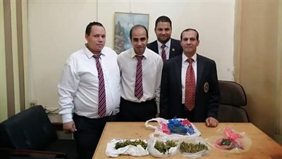 ضبط مخدرات خبأها راكب حول جسده بمطار القاهرة