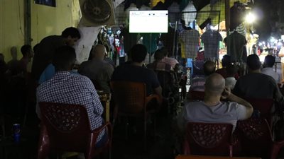 الجماهير تتابع لقاء السوبر بين الأهلي والزمالك بمقاهي المعادي (صور)