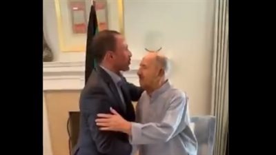 ظهور نادر لأمير الكويت بدون العقال في مقر إقامته بأمريكا (فيديو)