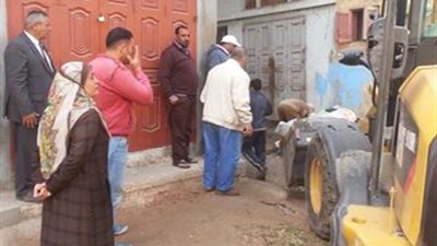 بالصور.. إزالة أكوام القمامة من أمام مدارس العبيدية دمياط