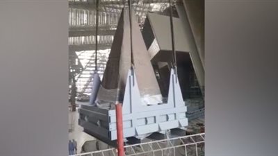 لحظة وصول رأس مسلة للملكة حتشبسوت في بهو المتحف المصري الكبير 