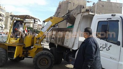 بالصور.. حملة نظافة لرفع مخلفات سوق السلع المخفضة ببورسعيد
