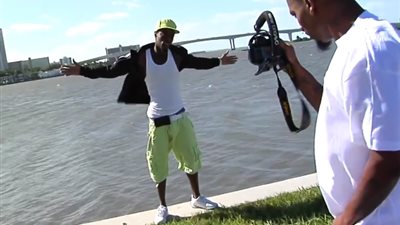 سقوط مروع لشاب في المياه لحظة خضوعه لجلسة تصوير (فيديو)