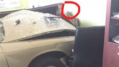 بالصور.. سيارة تقتحم مكتبا بالسعودية بعد إصابة سائقها بنوبة سكر