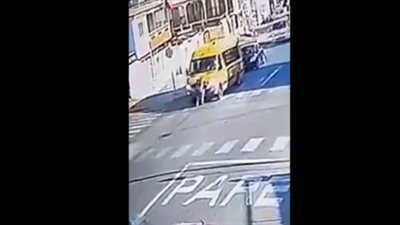 لحظة دهس باص مدرسة امرأة (فيديو)