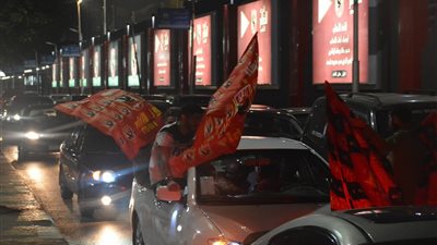 احتفالات جماهير الأهلي بكأس السوبر أمام مقر النادي بالجزيرة (فيديو وصور)