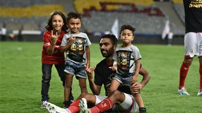 وسط أبنائه.. حسين الشحات يحتفل بلقب السوبر المصري في الملعب (صور)