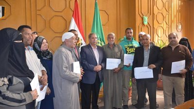 محافظ الإسماعيلية يسلم عقود 33 وحدة سكنية بالتل الكبير (صور)