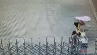 امرأة تفقد بصرها بعد تعرضها لحادث مروع (فيديو)