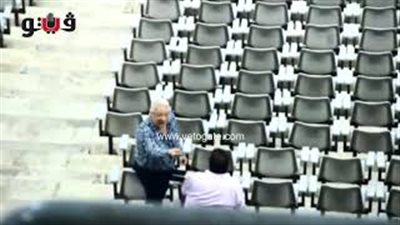 شاهد ثورة غضب لمرتضى بعد الهدف الثالث للأهلي (فيديو)