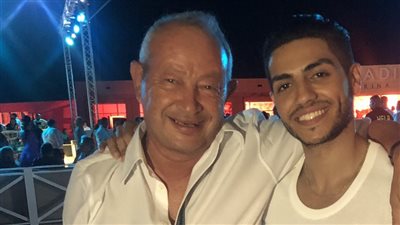 نجيب ساويرس ينشر صورة مع مينا مسعود: نجمنا المصري في هوليوود