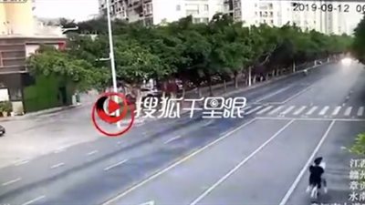 لقطات صادمة للحظة دهس سيارة دفع رباعي امرأة (فيديو)