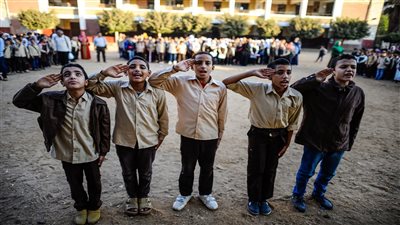 جرس الحصة الأولى ضرب.. انطلاق العام الدراسي الجديد في 12 محافظة.. تعزيزات أمنية بمحيط المدارس.. التعليم تشدد على تهيئة المناخ المناسب للطلاب.. وتوجه 14 تحذيرا للمديريات التعليمية