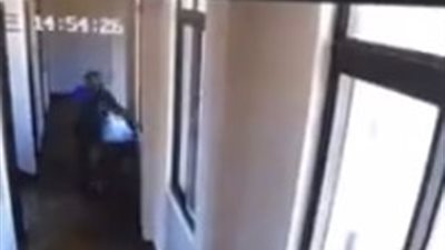 لقطات مفجعة للحظة قفز رجل من نافذة هربا (فيديو)