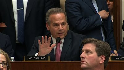 زوكربيرج يتعهد للكونجرس بالتعاون في تحقيق بشأن مكافحة الاحتكار