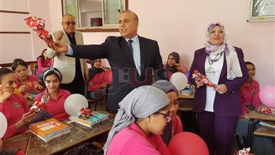 أبرز مشاهد انطلاق العام الدراسي الجديد.. حضور كثيف للطلاب.. انتظام الدراسة بـ3 آلاف و500 مدرسة.. استقبال التلاميذ بالورود والبالونات في الدقهلية.. وتلال القمامة أمام مدارس أسيوط