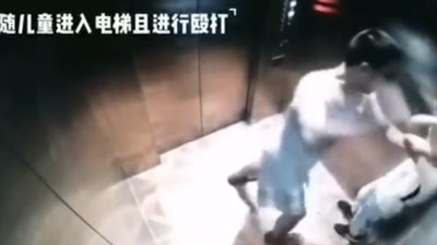 لحظة اعتداء رجل على صبي داخل 