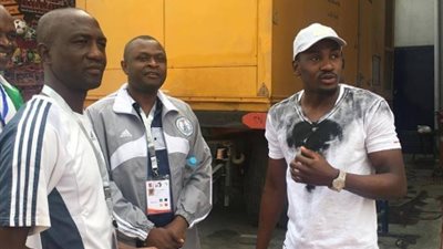 أجايي يلتقط الصور التذكارية مع فريق الجمارك النيجيري بالأهلي