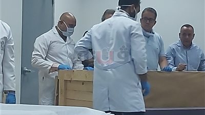 لحظة فك تغليف تابوتين ومومياوتين بالمتحف القومي للحضارة