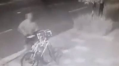 لحظة سرقة لص دراجتين (فيديو)