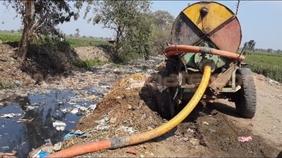 بالفيديو.. جرار كسح يلقي مياه الصرف بترعة ري في الشرقية