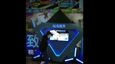 رجل يحطم شاشة بالخطأ خلال تجربة ألعاب الواقع الافتراضي (فيديو)