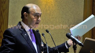 مهاب مميش يكشف حقيقة تغيير مسار السفن العابرة في قناة السويس