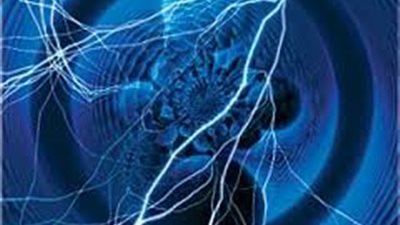 3أسباب تؤدي إلى كهربة الجسم في حالة لمس شخص آخر