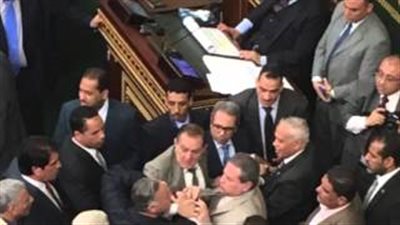 بالصوت.. الشارع البحراوي عن ضرب عكاشة بـ «الجزمة» : «يستاهل»