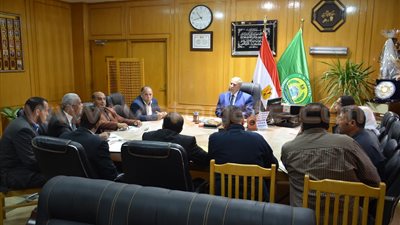 بالصور.. محافظ الإسماعيلية يخصص الأحد من كل أسبوع للقاء مواطنى القرى