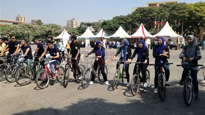 طلاب جامعة عين شمس يستقبلون العام الدراسي الجديد بسباق دراجات (فيديو)