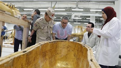 ١٠ صور ترصد أعمال الترميم الدقيق لتابوت توت عنخ آمون بالمتحف الكبير