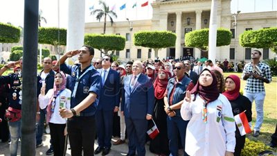 وزير التعليم العالي يؤدي تحية العلم مع طلاب جامعة القاهرة (صور)